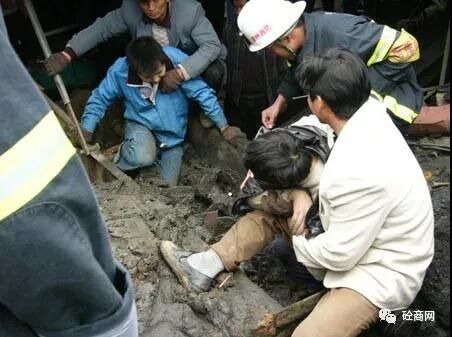 误触搅拌槽开关,在内清洗的工人当场被绞碎,整个人几乎已经是成为肉酱